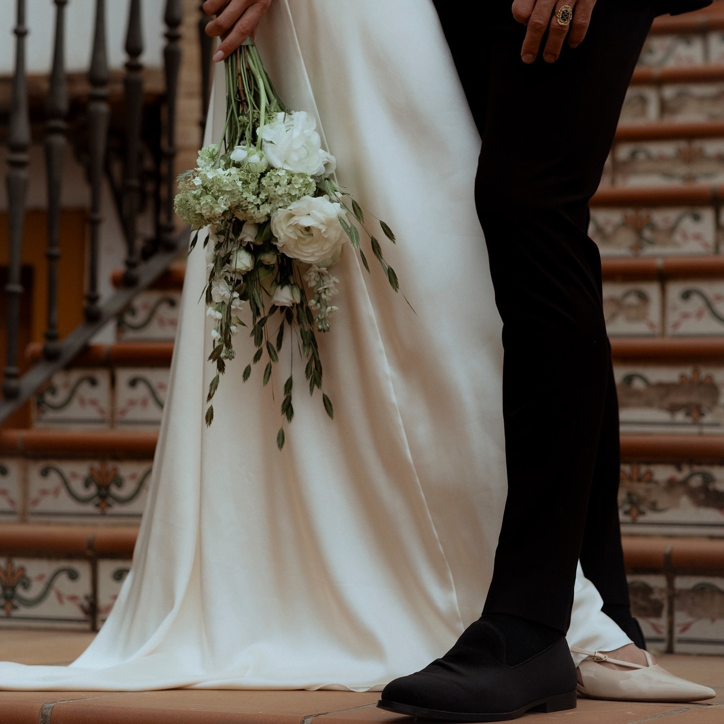Novios en una sesión de fotos con un vestido de Atelier Anna