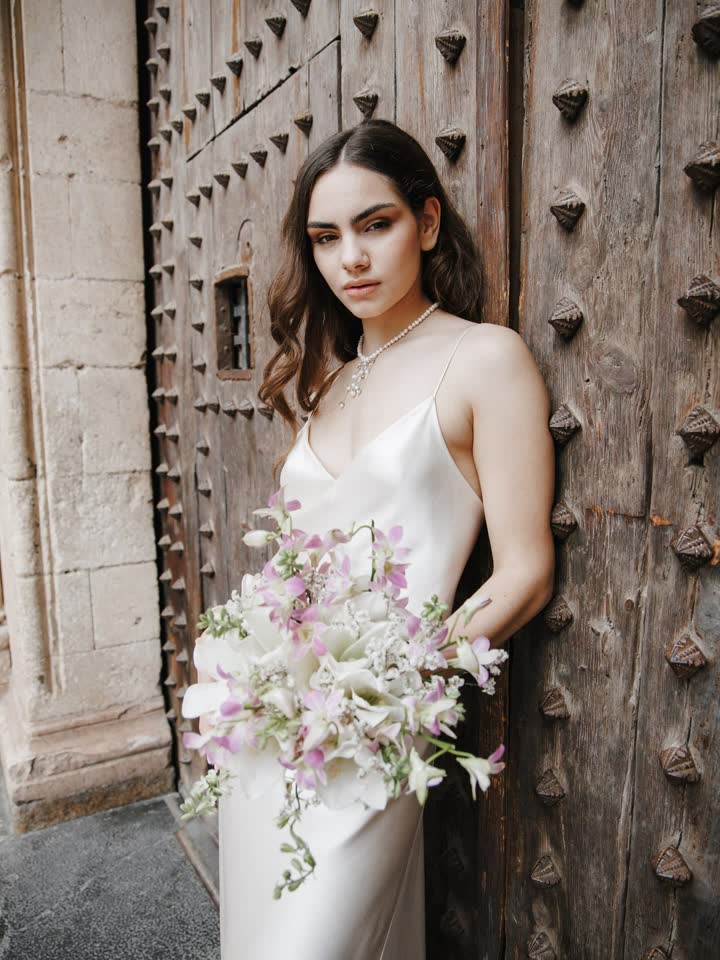 Novia con vestido de seda de Atelier Anna